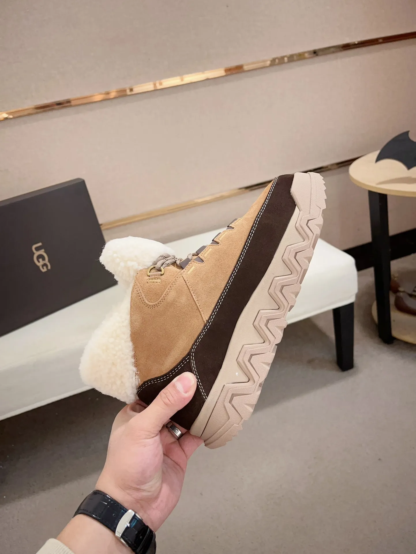 Men's shoes 💰: 660💰couples style💏(high-end goods) UGG❄️❄️latest model 1:1⃣️quality, fabric: high-end quality first-layer cowhide imported from Europe. Lining: wool lining, sole: pure imported rubber foam outsole. ❤️High-end goods, fine workmanship, trendy and fashionable. The fit is very classy. If you know the goods, you will definitely not be able to refuse😍😍Couple size: 35-44.